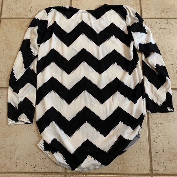 Black and White Chevron Striped Long-Sleeve Blouse with Ruched Sides M - Picture 2 of 4
